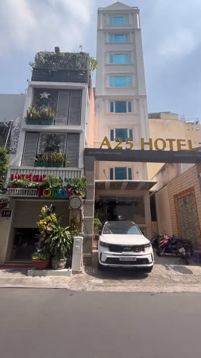 BÁN KHÁCH SẠN 8 TẦNG - MẶT TIỀN NGUYỄN THỊ MINH KHAI - LƯƠNG HỮU KHÁNH, Q1 - HĐ THUÊ 8.600 USD/THÁNG!