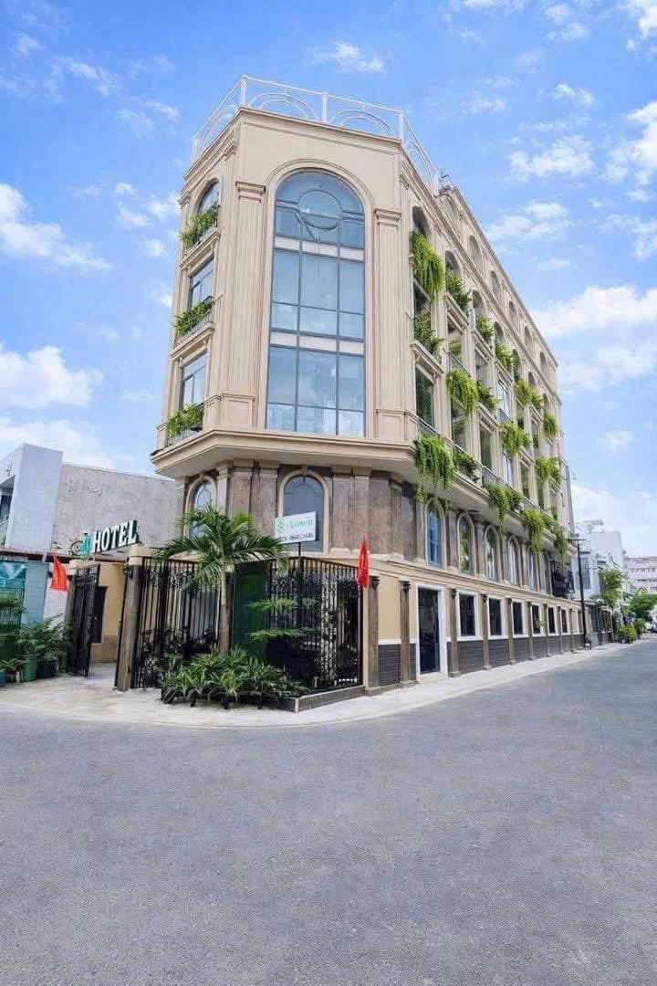SIÊU KHÁCH SẠN  MỚI 100% NGAY NGÃ 3 NGUYỄN SƠN - NHÀ GÓC 2 MẶT TIỀN HẺM KO DÍNH LỘ GIỚI :