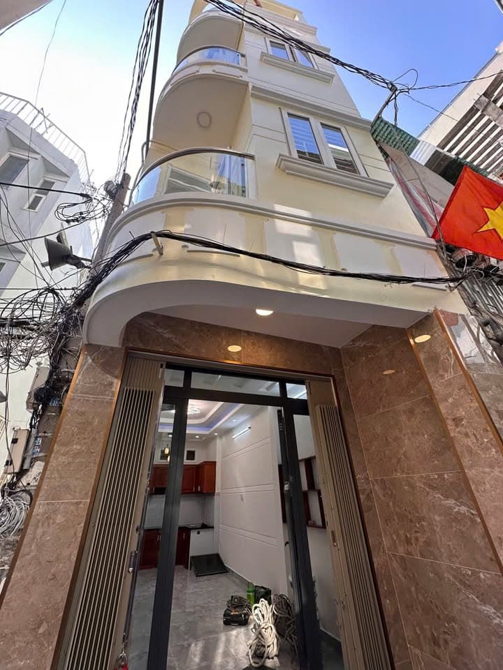 Bán nhà căn góc giá rẻ Quận 1