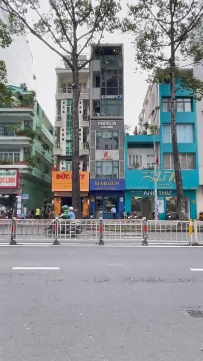 Nhà mặt tiền đoạn đẹp Trần Hưng Đạo, Quận 1