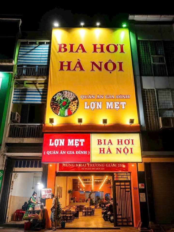 Mặt tiền Phạm Văn Hai ngay Cách Mạng Tháng 8.