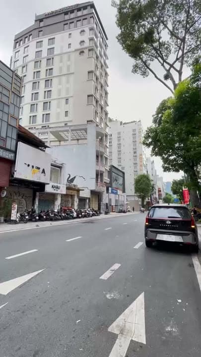 Mặt tiền Lý Tự Trọng - Thủ Khoa Huân, Quận 1